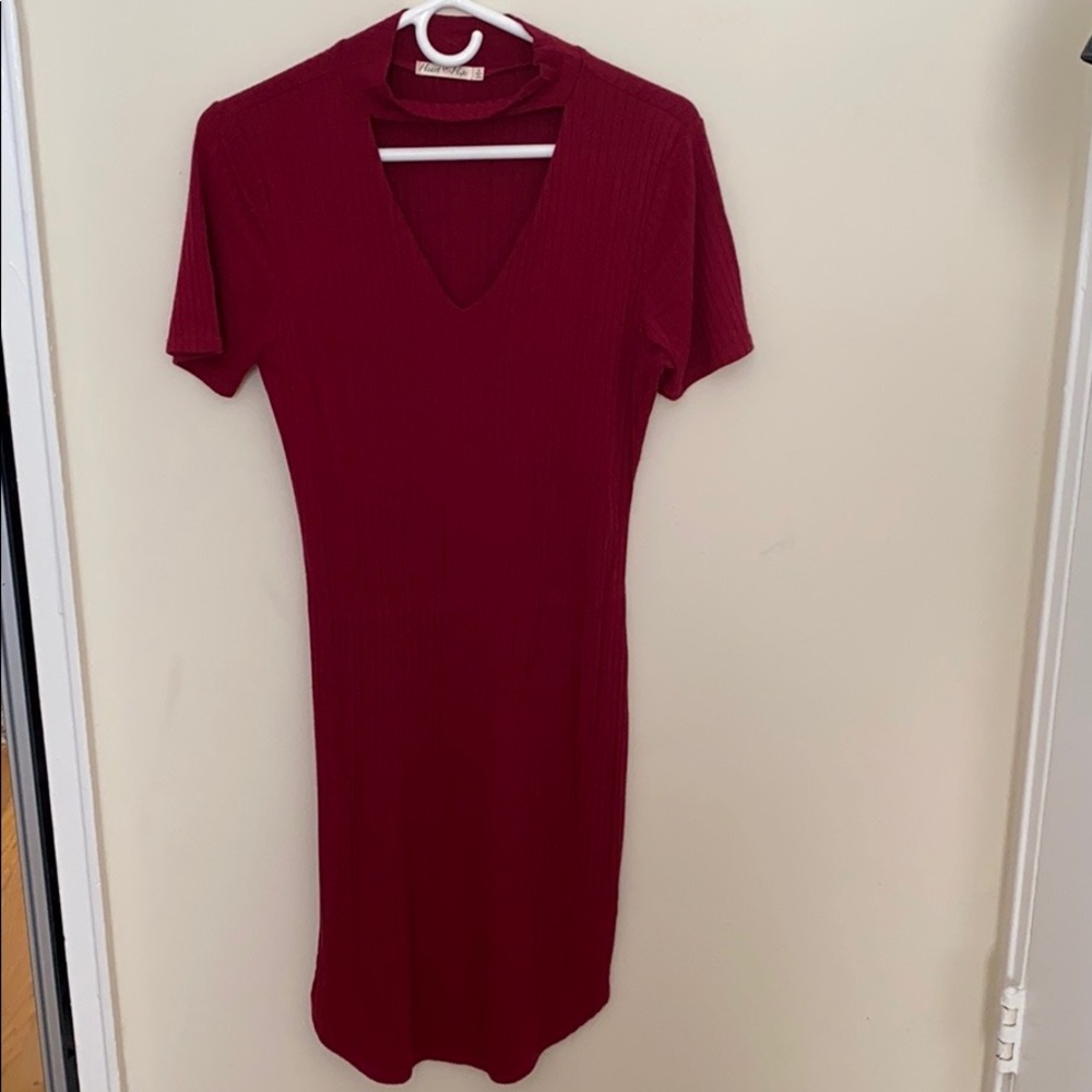 V-neck burgundy bodycon dress